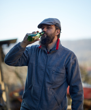 Agriculteur, paysan brasseur buvant une bière
